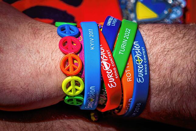 Ein Musik-Fan aus England trägt Armbänder der ESC-Finals der vergangenen Jahre, nun kommt auch noch Basel dazu.