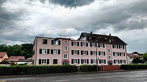 Schon seit einiger Zeit ist der ausgebrannte Dachstuhl des Hauses in der Radolfzeller Straße abgetragen. Die darunterliegenden Wände ...
