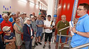 Sven-Eric Teuber von der Wasserversorgung Bad Dürrheim erläutert im kühlen Gebäude die komplexe Wasseraufbereitung im neuen Wasserwerk ...