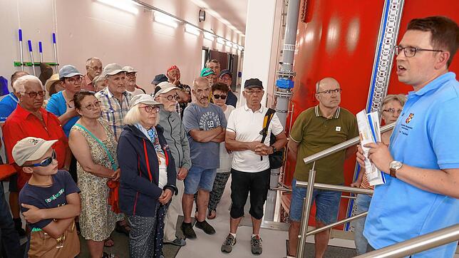Sven-Eric Teuber von der Wasserversorgung Bad Dürrheim erläutert im kühlen Gebäude die komplexe Wasseraufbereitung im neuen Wasserwerk ...