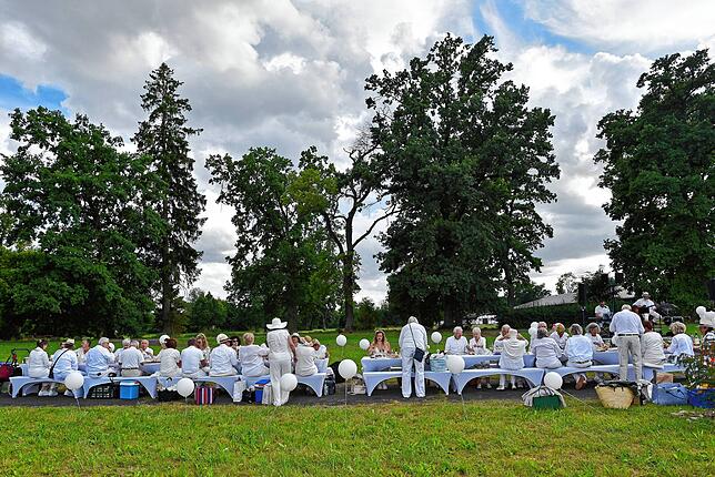 Bild 13: Französisches Picknick ganz in Weiß im Donaueschinger Schlosspark