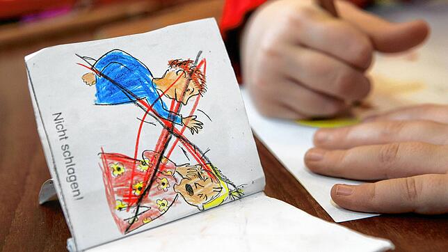 Eine Kinderzeichnung in einem Heft, welches die Aufforderung „Nicht schlagen“ darstellt. (Symbolfoto) Regeln und Routinen sind in der ...