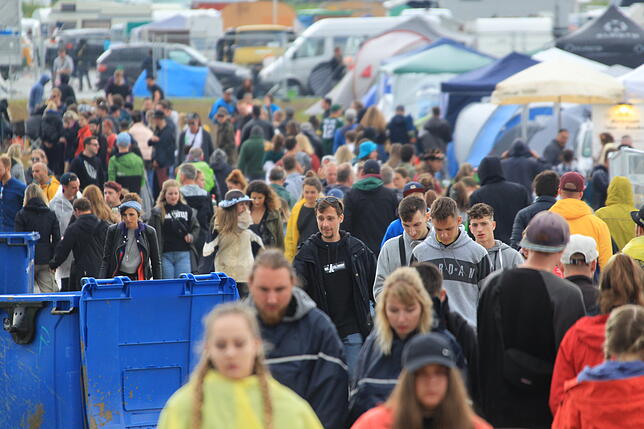 Bild 15: Das miese Wetter kann die Stimmung auf dem Southside nicht trüben: Hier sehen Sie die Bilder vom Festival-Samstag