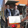 OB Jürgen Roth (links) und Bauamtsleiter Ulf Millauer beim Dünnschiht-Asphaltieren in Villingen.