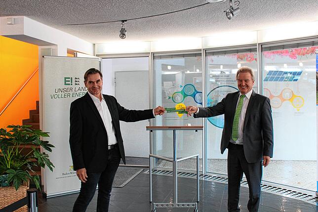 Umweltminister Franz Untersteller (rechts) überreicht Andreas Klatt in Wahlwies in dessen Werbeagentur die Auszeichnung des Landes.