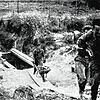 Sommer 1969: Der Eingang zum Stollen bei Maurepas ist freigelegt. Jetzt schaffen die Bundeswehr-Pioniere altes Holz, Schutt und Erde aus ...