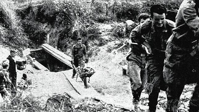 Sommer 1969: Der Eingang zum Stollen bei Maurepas ist freigelegt. Jetzt schaffen die Bundeswehr-Pioniere altes Holz, Schutt und Erde aus ...