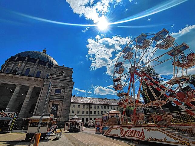 Dom und Riesenrad in St. Blasien bildeten mit einem Rummel und Markt die besondere Kulisse für die Dreharbeiten für die Serie „Der ...