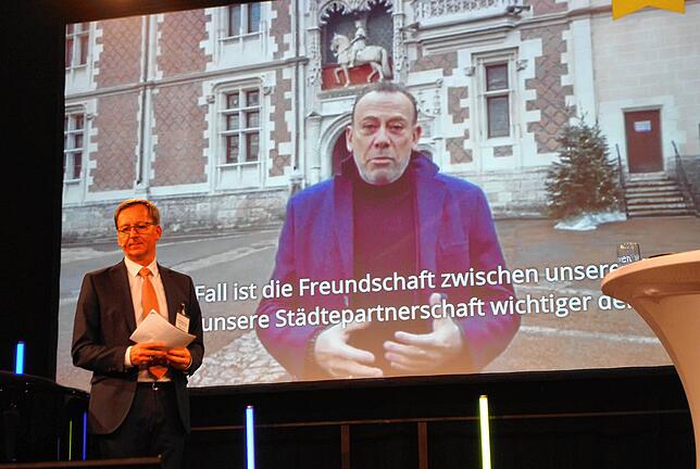 Der Bürgermeister der französischen Partnerstadt Blois, Marc Gricourt, ist ebenfalls mit einer Videobotschaft zu sehen.