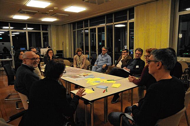 Den Stadtplan vor Augen: Teilnehmer der Auftaktveranstaltung Innenstadtentwicklungsprogramm Singen 2040 diskutieren, was in Sachen ...