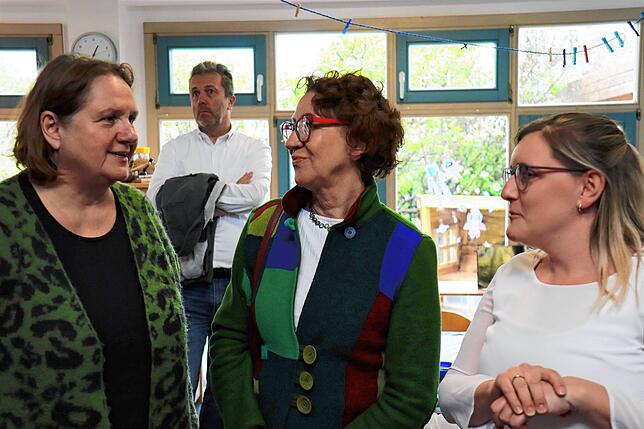 Bild 3: Hoher Besuch für die kleinsten Bürger: Kultusministerin Theresa Schopper bekommt Hausaufgaben