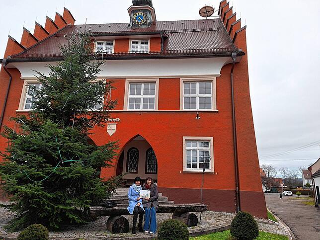 Kinderbuchautorin Maria Simon (links) und ihre Freundin, die Kunstmalerin Sandra Friedrich, bringen das rote Rathaus in Allmendshofen ...