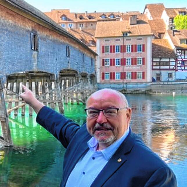 Diessenhofens Stadtpräsident Markus Birk zeigt auf das Symbol der Verbindung mit der deutschen Nachbargemeinde Gailingen – die ...