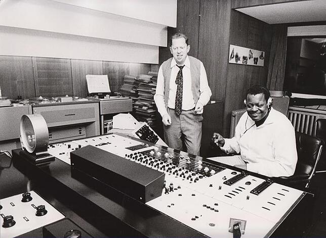 Produzent Hans Georg Brunner-Schwer (links) und der Pianist Oscar Peterson hören eine Aufnahme ab. Bild: Archiv MPS-Studio