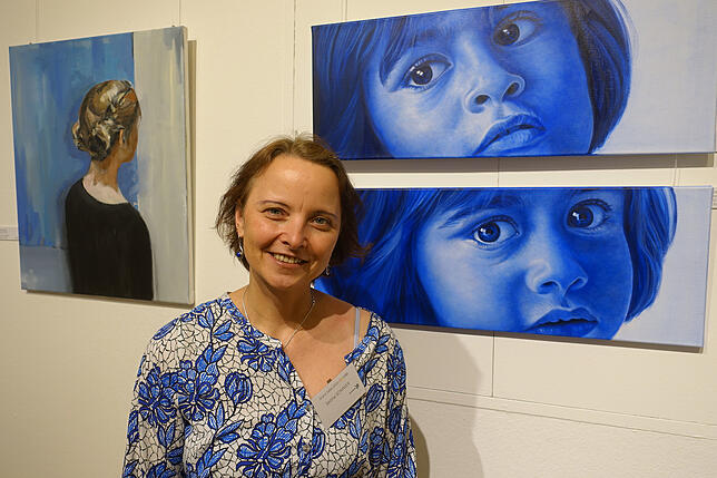 Die letztjährige Gewinnerin des Publikumspreises, Seona Sommer, mit zwei Porträts im blauen Salon.