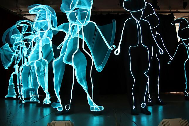 Das Ballett des Frauenkaffees Überlingen zeigt einen zauberhaften Tanz mit Licht, der beweist: So künstlerisch wertvoll kann Verzwergung ...