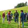 Vor Ort informierte sich Reinhold Pix (Mitte) mit drei Wolfsexperten zum Thema Herdenschutz. Gastgeber in Bernau war Landwirt Markus ...