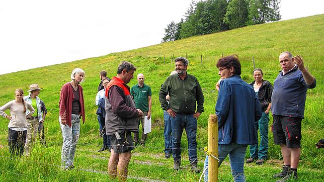 Vor Ort informierte sich Reinhold Pix (Mitte) mit drei Wolfsexperten zum Thema Herdenschutz. Gastgeber in Bernau war Landwirt Markus ...