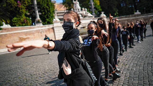 Eine Ahnung von Totentanz: In Rom protestieren Tänzerinnen und Angestellte von Theatern gegen die Regierungsmaßnahmen zur Eindämmung der ...