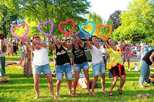 Diese fünf Frauen zeigten bei der Reise durch die quietschebunte Schlagerwelt eindeutig, auf was es ankam: Ein Festival der Liebe.
