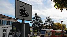 Ab hier nur Schienenfahrzeuge, zeigt dieses Schild am Stockacher Bahnhof. Ob aber wirklich auch eines kommt ist in Zeiten von ...