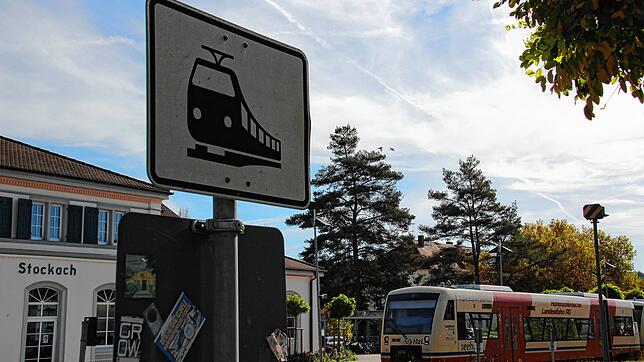 Ab hier nur Schienenfahrzeuge, zeigt dieses Schild am Stockacher Bahnhof. Ob aber wirklich auch eines kommt ist in Zeiten von ...