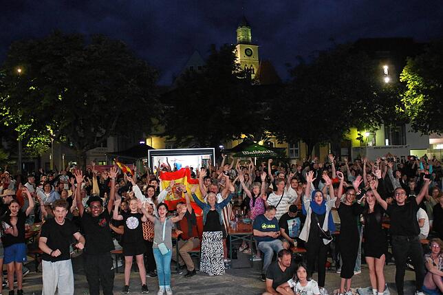Mehr als 600 Fußballfans fieberten am Sonntagabend beim Finale um die Fußball-Europameisterschaft auf dem Überlinger Landungsplatz beim ...