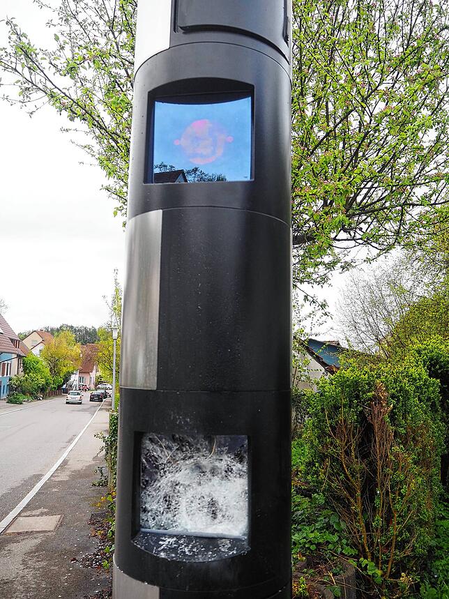 Hier kann man erkennen, dass die Glasscheibe am Blitzer von der Explosion durchschlagen wurde.