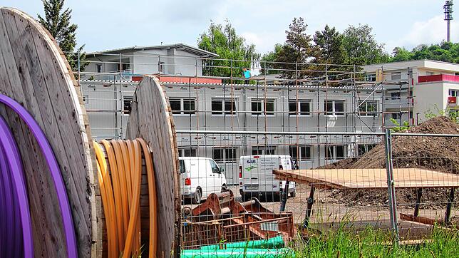 Die Arbeiten an diesem Gebäude für die Anschlussunterbringung in der Villinger Bussardstraße sollen bis Anfang Juli 2025 beendet sein.