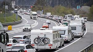 Urlauber, die nicht in der Schweiz verweilen, sollen nach dem Willen einiger Parlamentarier künftig zahlen. (Archivbild)