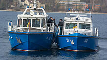 Blaulicht-Boote: Die Wasserschutzpolizei ist bei der Übung ebenfalls gefragt, hier tauschen Beamte gerade Informationen aus.