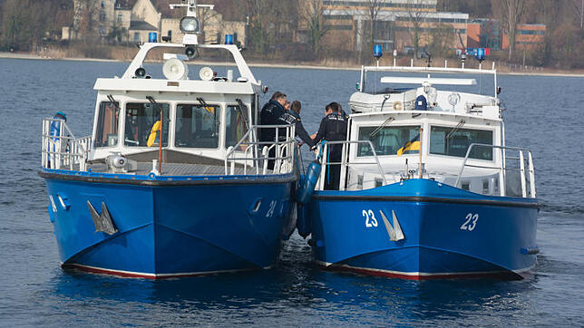 Blaulicht-Boote: Die Wasserschutzpolizei ist bei der Übung ebenfalls gefragt, hier tauschen Beamte gerade Informationen aus.