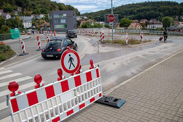 Mit dem Beginn der Sanierungsarbeiten ist die Kolpingbrücke auch für Fußgänger gesperrt. Nicht jeder hält sich jedoch daran.