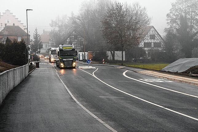 Weiter ortseinwärts hilft nun eine Verkehrsinsel beim Überqueren der Straße.