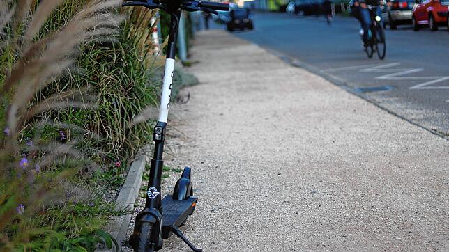 (Archivbild) Ein elektrischer Roller von Bird in der Bücklestraße in Konstanz. Mittlerweile sind die Modelle des US-Konzerns von den ...