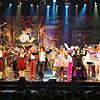 Schlussapplaus für die auf der Bühne des Gloria-Theaters erschienenen Darsteller nach einer Aufführung des Fantasy-Musicals &bdquo;Tommy ...