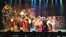 Schlussapplaus für die auf der Bühne des Gloria-Theaters erschienenen Darsteller nach einer Aufführung des Fantasy-Musicals &bdquo;Tommy ...