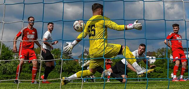 Volltreffer: Nach 32 Minuten traf Fabian Schmidt (Zweiter von rechts) mit diesem Flugkopfball zur Führung für die SG FC Wehr/Brennet im ...