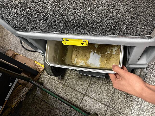 Eimerweise Wasser ziehen die Raumtrockner täglich aus den Wänden des Schuhgeschäfts.
