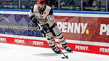 Ben Marshall von den Schwenninger Wild Wings freut sich über eine gute Leistung und den verdienten Sieg gegen die Augsburger Panther.