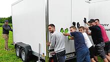 Gemeinsam wird das Weinfest gestemmt. Hier packen mit an (von links): Rene Erdmann (Tennisclub), Jamil Marchoud (Sportverein), Fabian ...