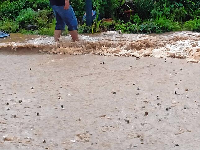 Bild 3: Bilder von den Wassermassen in Mühlingen nach dem Unwetter am Donnerstag
