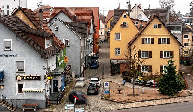 Die Stadt Meßkirch hat den Garten (rechts) vor dem gelben Haus am Beginn der Hauptstraße gekauft.