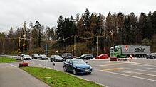 Die provisorischen Ampeln an der B&nbsp;313, hier im Bild der Abzweig nach Wahlwies, soll schon bald wieder abgebaut werden. Der ...
