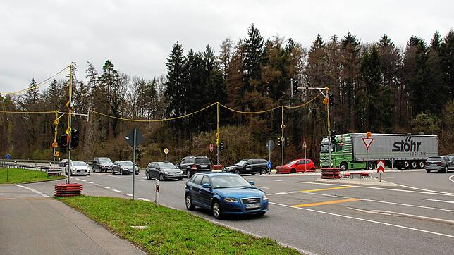 Die provisorischen Ampeln an der B&nbsp;313, hier im Bild der Abzweig nach Wahlwies, soll schon bald wieder abgebaut werden. Der ...