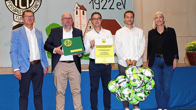 Der Vorsitzende des Fußball-Bezirks Schwarzwald, Guido Seelig (links), und die Vizepräsidentin des Südbadischen Fußballverbandes, Ute ...