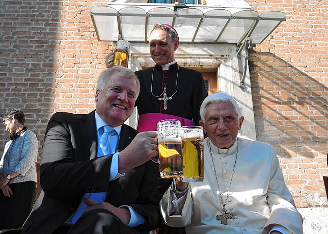 Benedikt XVI. an seinem 90. Geburstag mit Horst Seehofer (li.) und Sekretär Georg Gänswein.