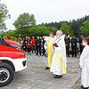 Mathias Trennert-Helwig weihte die beiden Fahrzeuge mit dem Element, auf welches er in seiner Predigt einging. Dem Leben spendenden ...