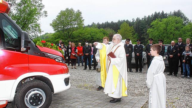 Mathias Trennert-Helwig weihte die beiden Fahrzeuge mit dem Element, auf welches er in seiner Predigt einging. Dem Leben spendenden ...