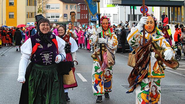 Jetzt ziehen die Narren auf den Donaueschinger Straßen los. Der Kinderumzug am Schmotzige ist gestartet.